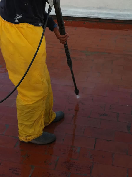 Limpieza de suelo de terraza utilizando chorro hidrojet