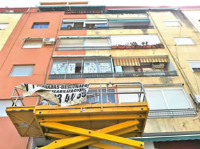 Reparación y pintura de fachada utilizando plataforma elevadora. Barrio la Olivereta