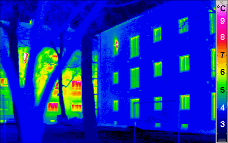 Termografía de edificio eficiente desde el punto de vista térmico. Las zonas azules muestran las temperaturas más frías mientras las rojizas las más altas. Las zonas azules están mejor aisladas