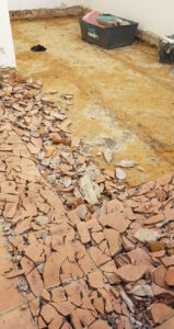 Eliminación de suelo de terraza en mal estado